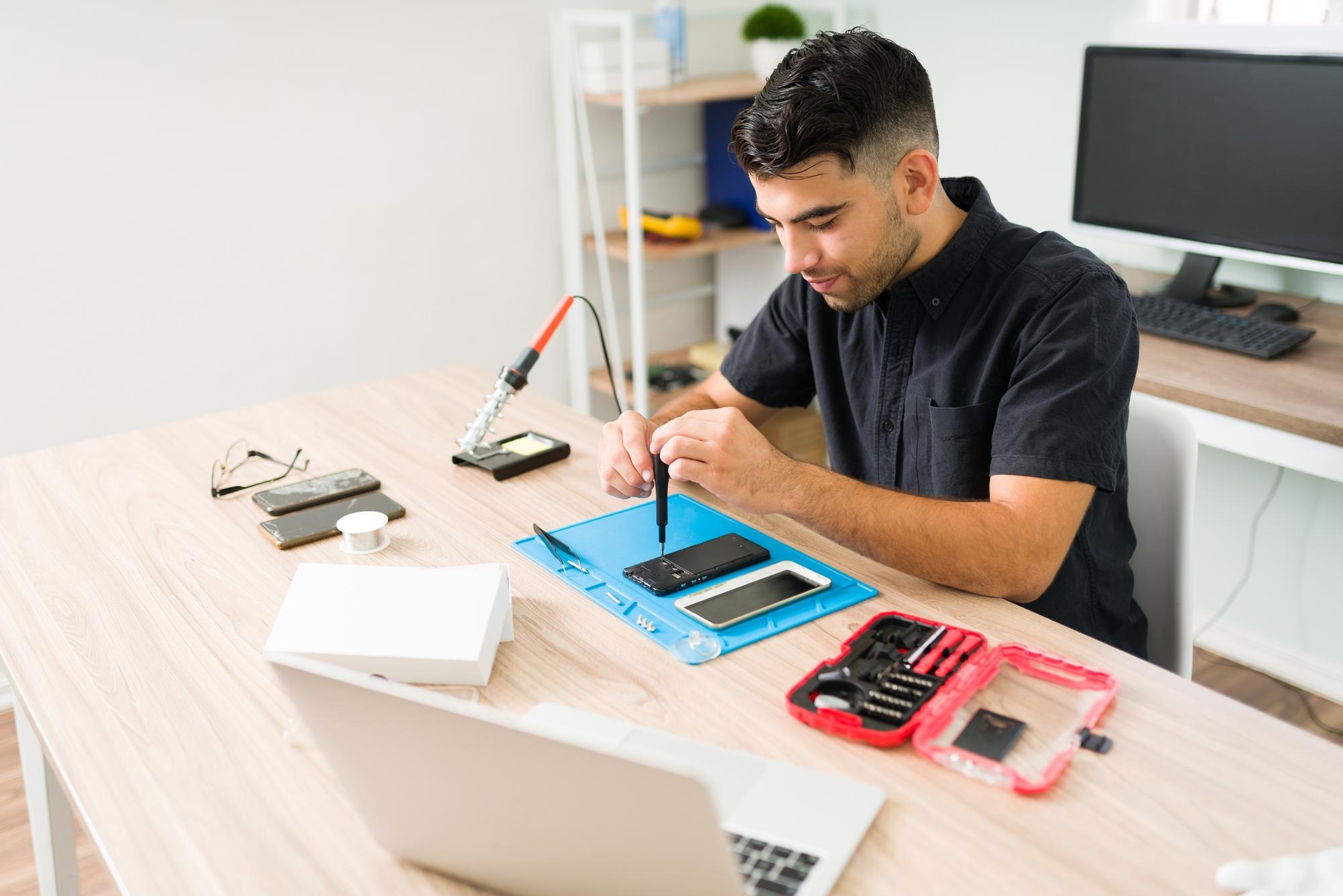 engineer reparing phone in Indiana
